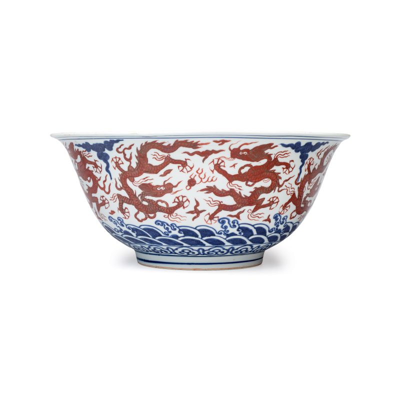 A Chinese blue, white and iron-red 'Dragons' bowl - 图5