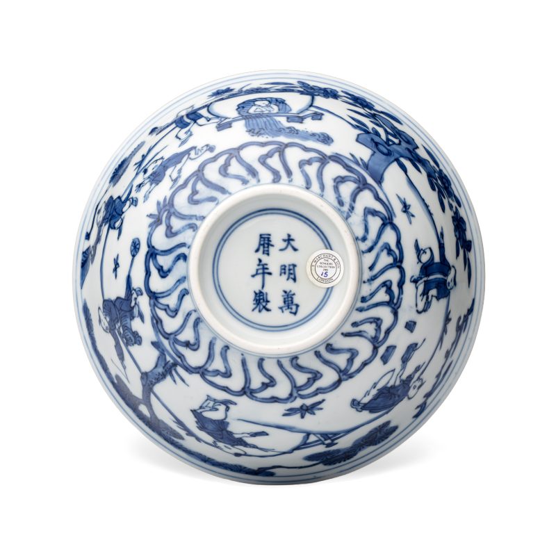 A Chinese blue and white 'Sima Guang Breaking the Vat' bowl - 图6