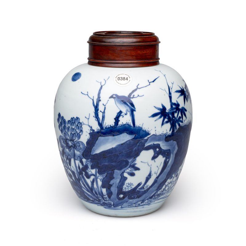 A Chinese blue and white 'Magpies among Peonies' jar with wooden cover - 图1