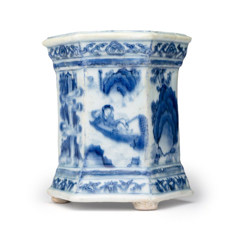 A Chinese blue and white hexagonal salt with figural design - 图1