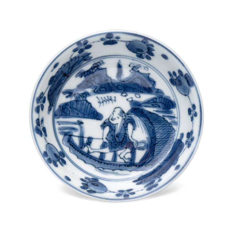 A small Chinese blue and white 'Fisherman' footed saucer dish - 图6