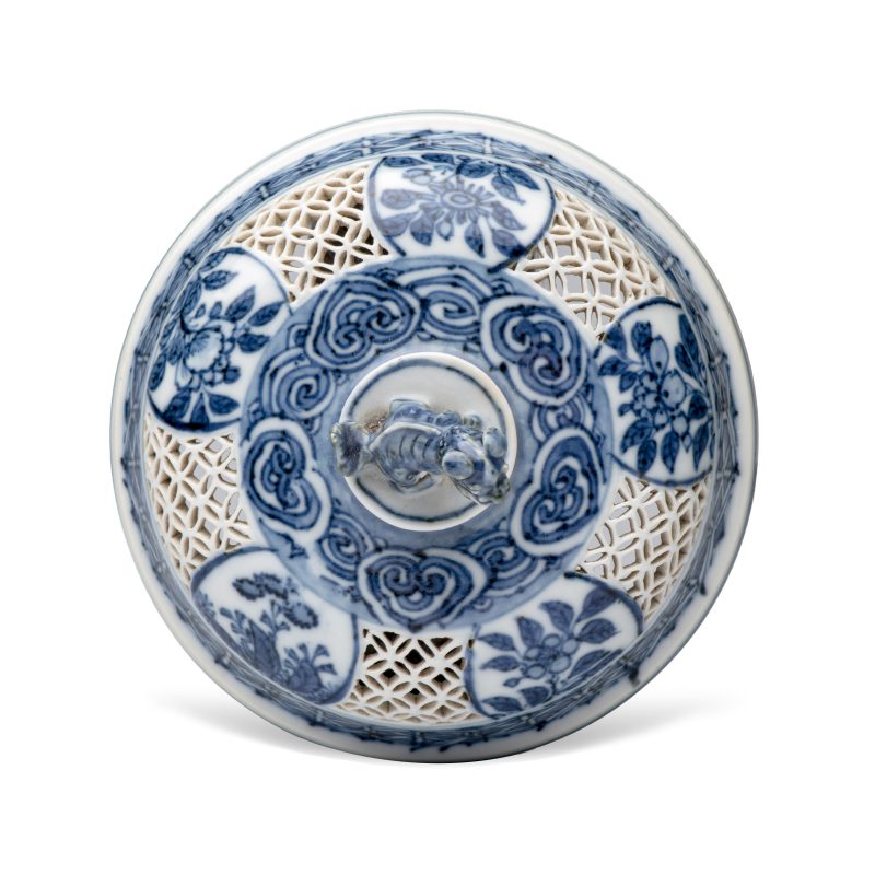 A Chinese blue and white reticulated 'Linglong' bowl and cover - 图7
