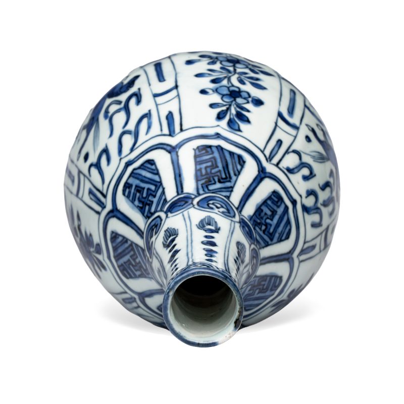 A pair of Chinese blue and white 'Flying Horses' pear-shaped bottle vases - 图8
