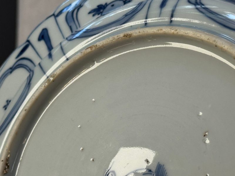 A Chinese blue and white plate with birds in a landscape - 图20