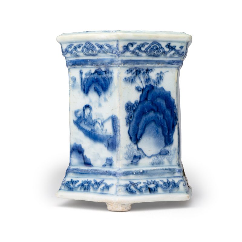 A Chinese blue and white hexagonal salt with figural design - 图2