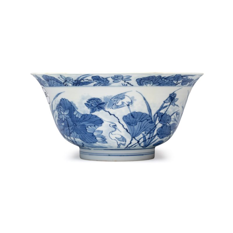 A fine Chinese blue and white 'Herons by a Lotus Pond' bowl - 图2