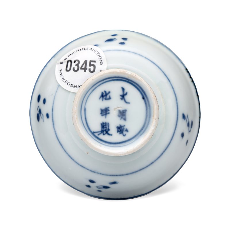 A small Chinese blue and white 'Fisherman' footed saucer dish - 图7