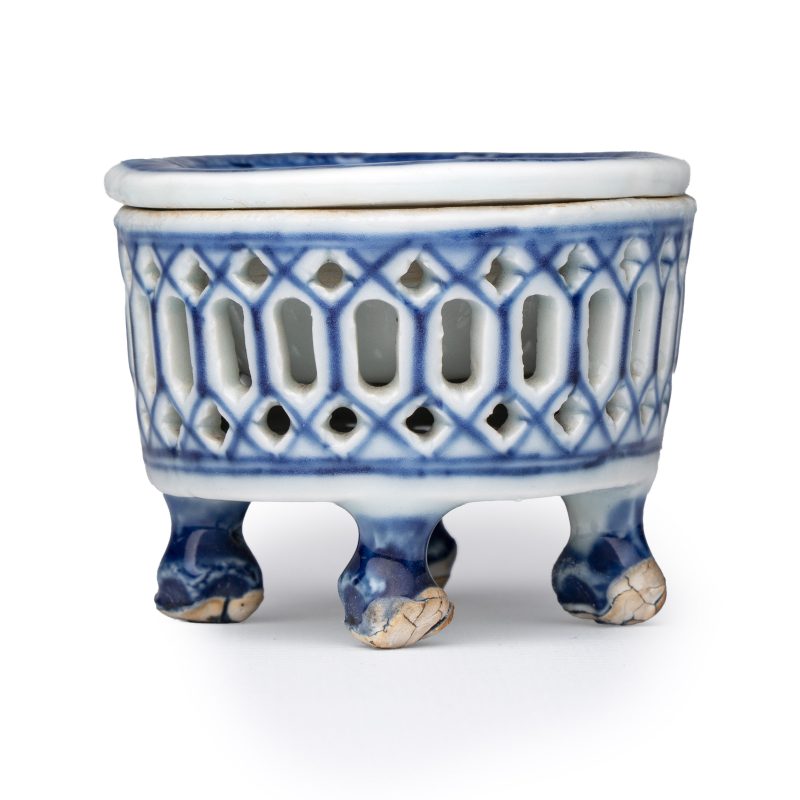 Three Chinese blue and white reticulated salts after European silver models - 图3