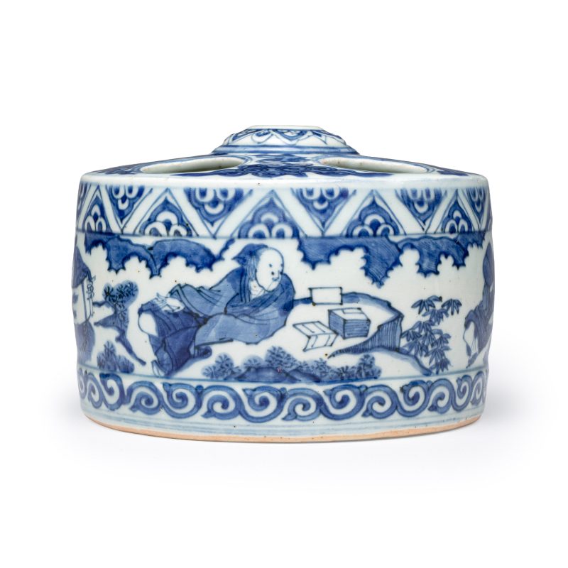 A Chinese blue and white circular 'Scholars' brush and ink stand - 图4