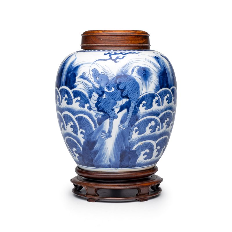 A pair of Chinese blue and white 'Mythical Beast' jars with later wooden covers and stands - 图14