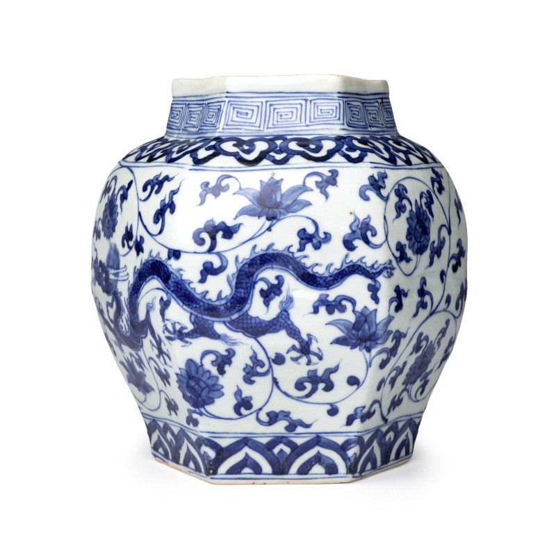 A Chinese blue and white 'Dragons among Lotus Scroll' hexagonal vase - 图2