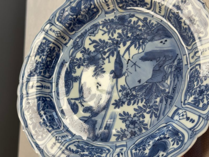 A Chinese blue and white plate with birds in a landscape - 图10