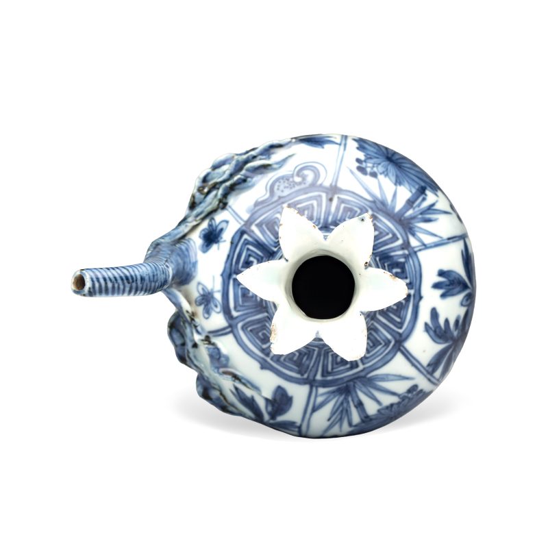 A Chinese blue and white pomegranate-shaped ewer - 图6