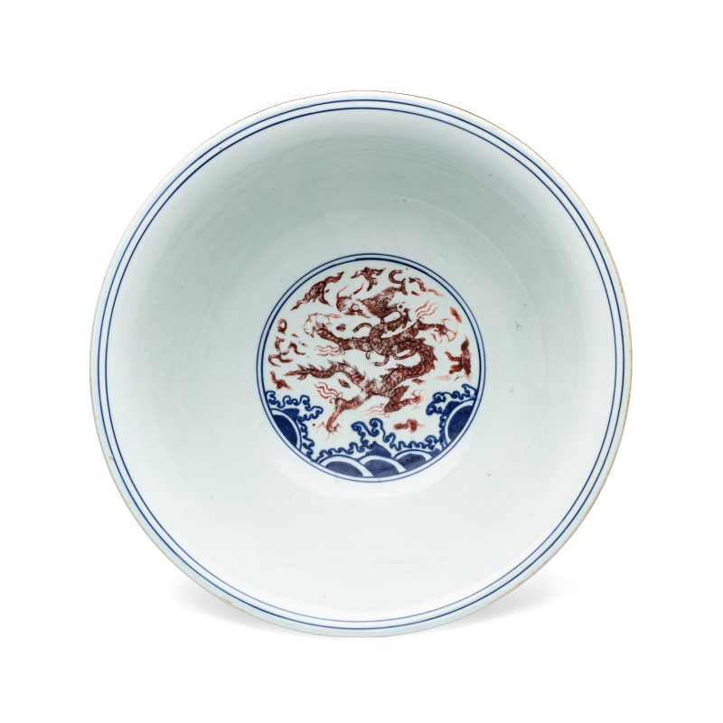 A Chinese blue, white and iron-red 'Dragons' bowl - 图7
