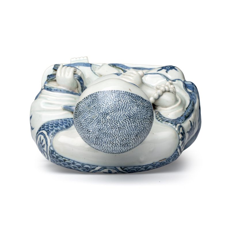 A Chinese blue and white figure of Budai - 图7