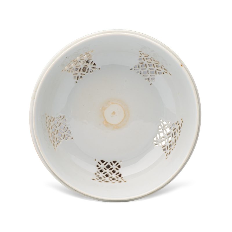 A Chinese blue and white reticulated 'Linglong' bowl and cover - 图8