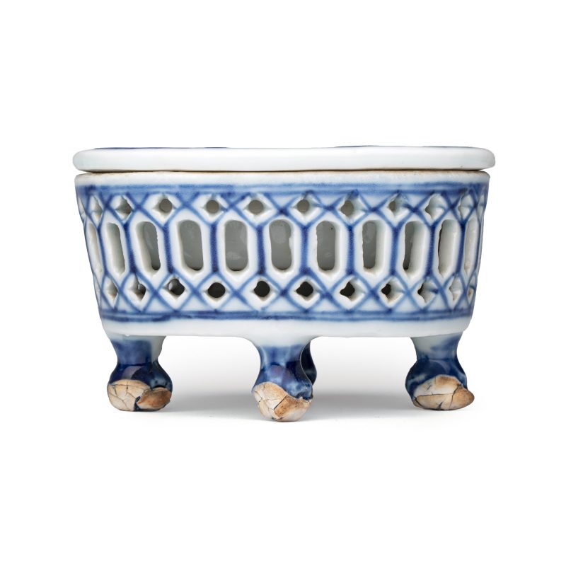 Three Chinese blue and white reticulated salts after European silver models - 图4