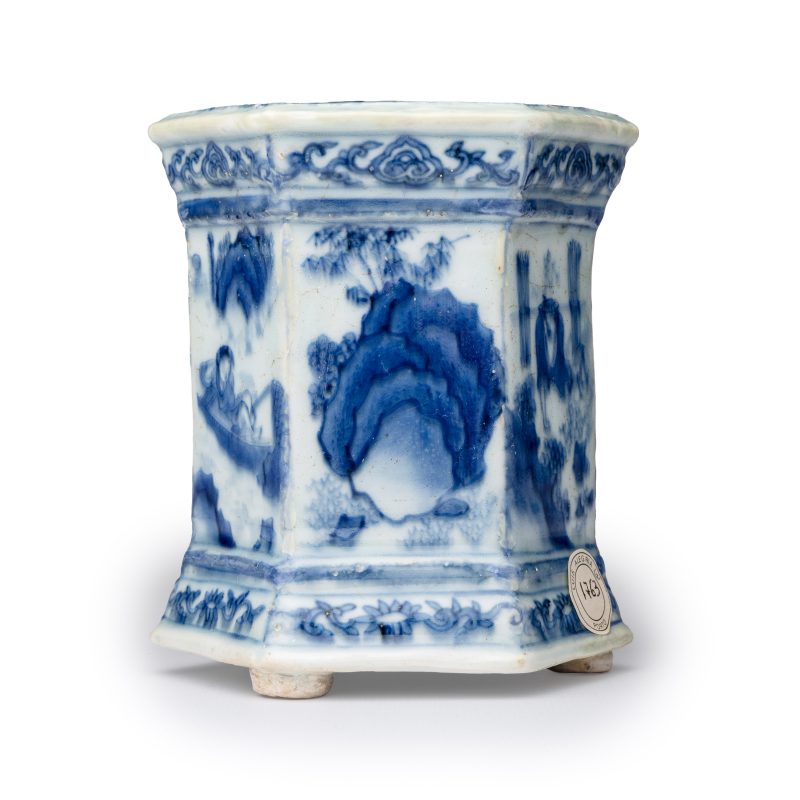 A Chinese blue and white hexagonal salt with figural design - 图3