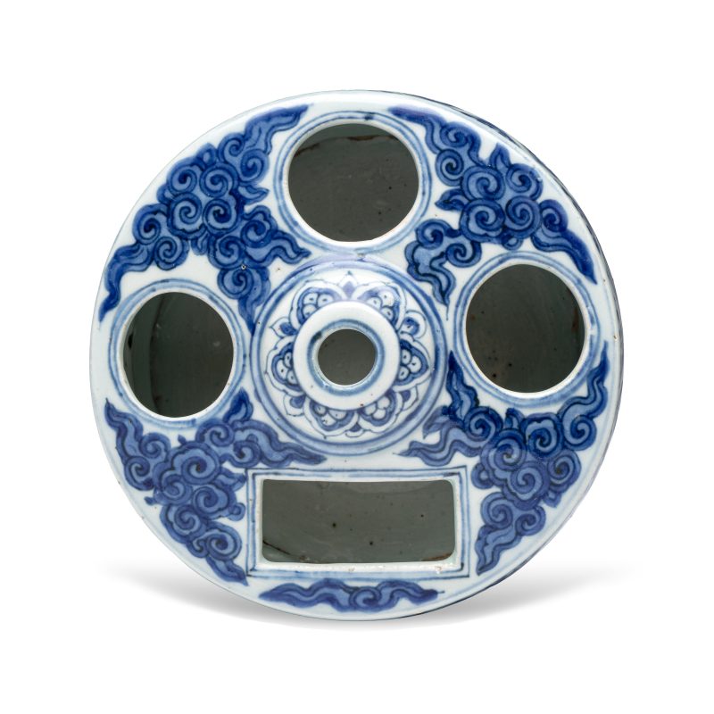 A Chinese blue and white circular 'Scholars' brush and ink stand - 图5