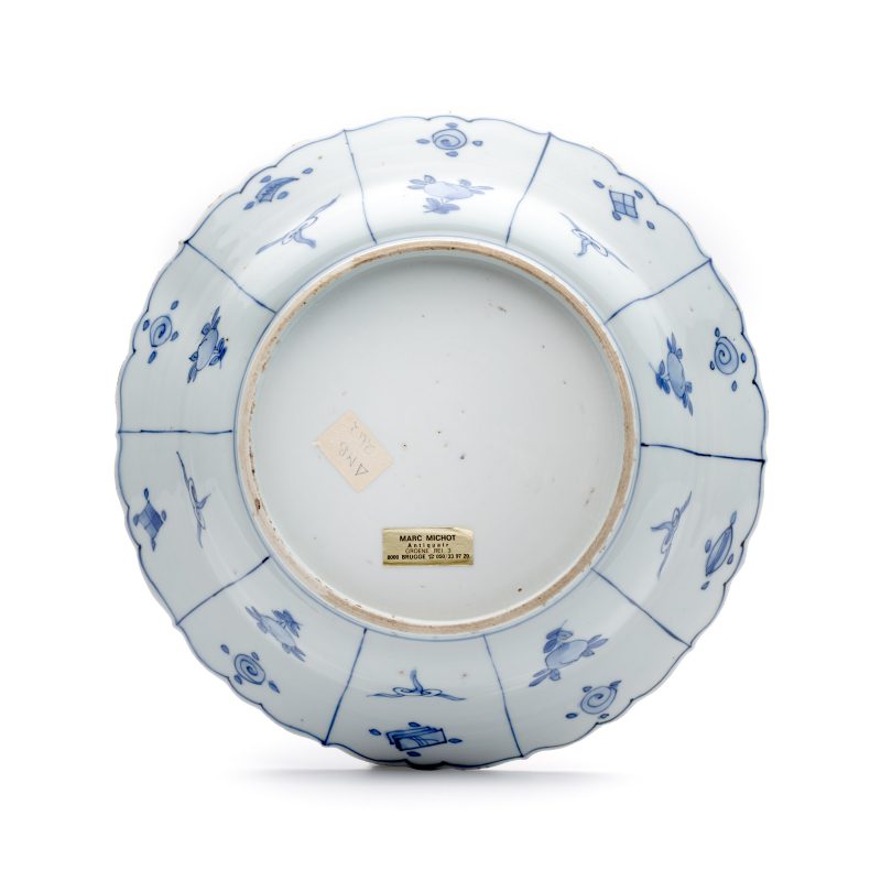A Chinese blue and white 'Scholar' dish - 图2