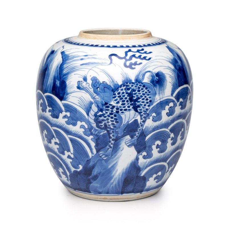 A pair of Chinese blue and white 'Mythical Beast' jars with later wooden covers and stands - 图15