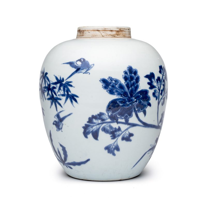 A Chinese blue and white 'Magpies among Peonies' jar with wooden cover - 图4
