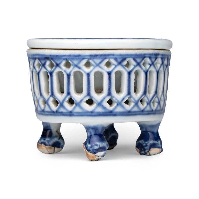 Three Chinese blue and white reticulated salts after European silver models - 图5
