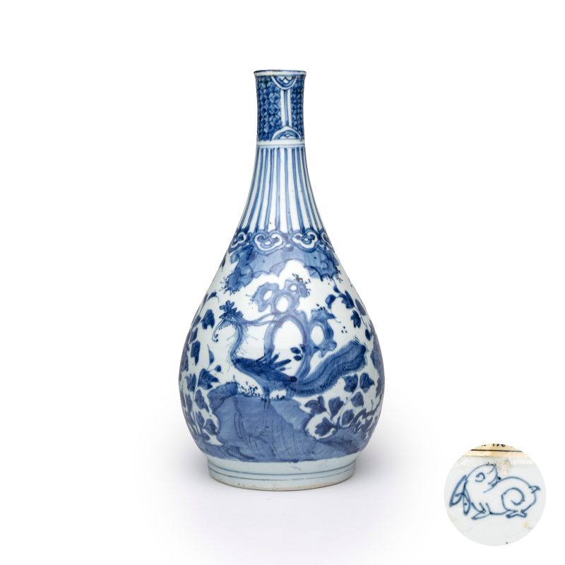 A fine Chinese blue and white pear-shaped 'Phoenix' vase