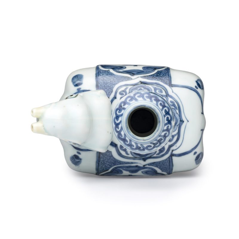A Chinese blue and white 'Elephant' kendi - 图6