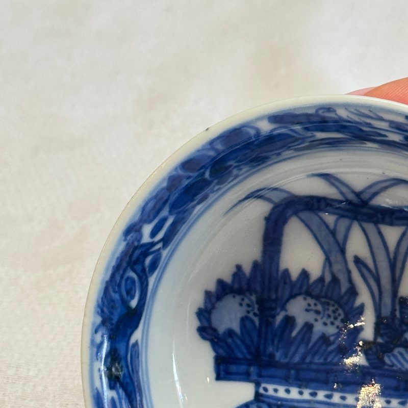 A rare Chinese blue and white 'Flower Basket' shallow bowl - 图11