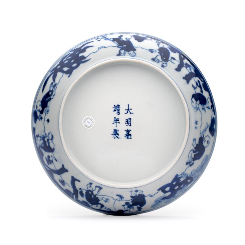 嬰戲圖 | A Chinese blue and white 'Boys at Play 嬰戲圖' plate - 图2