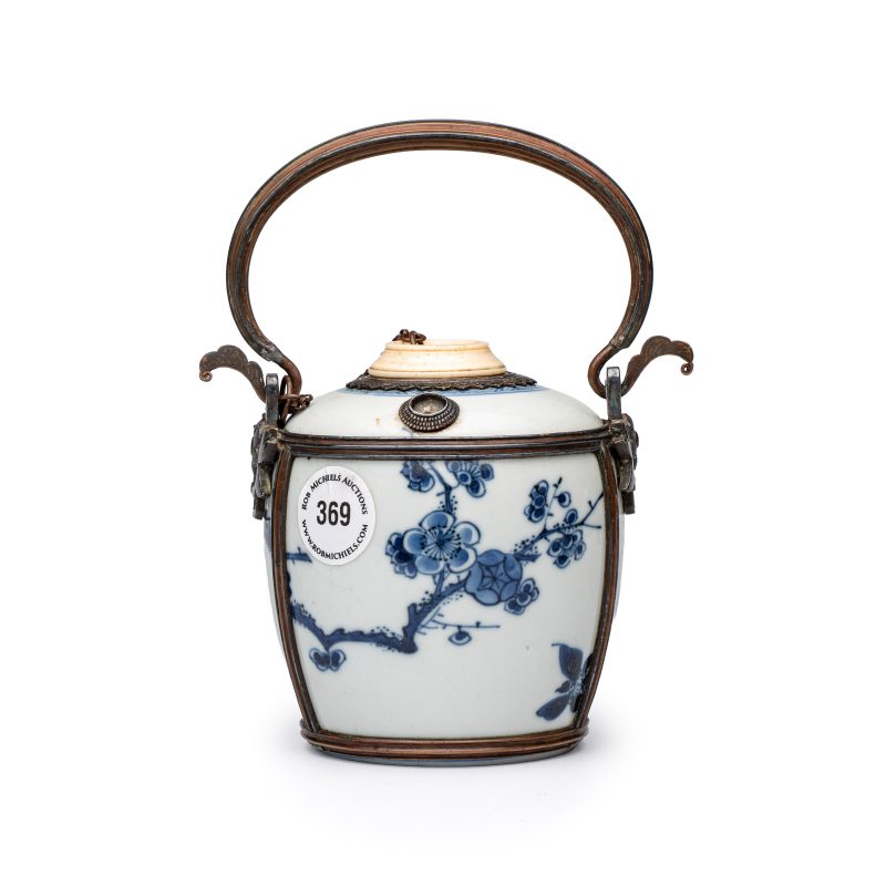 A Chinese blue and white porcelain jar, later adapted as a Vietnamese water pipe - 图1