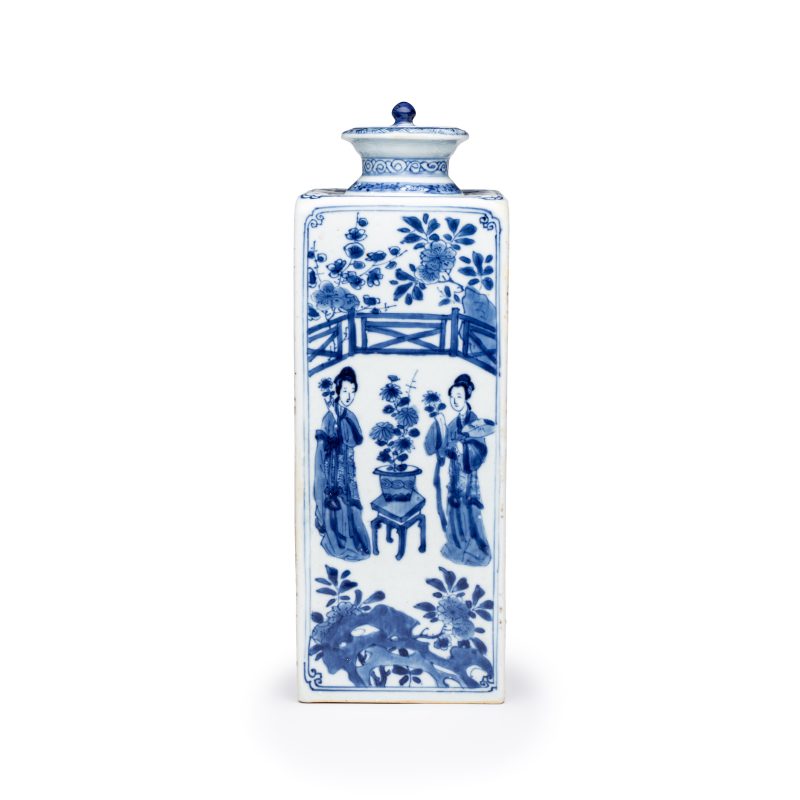 A Chinese blue and white 'Elegant Ladies in a Garden' square flask and cover - 图2