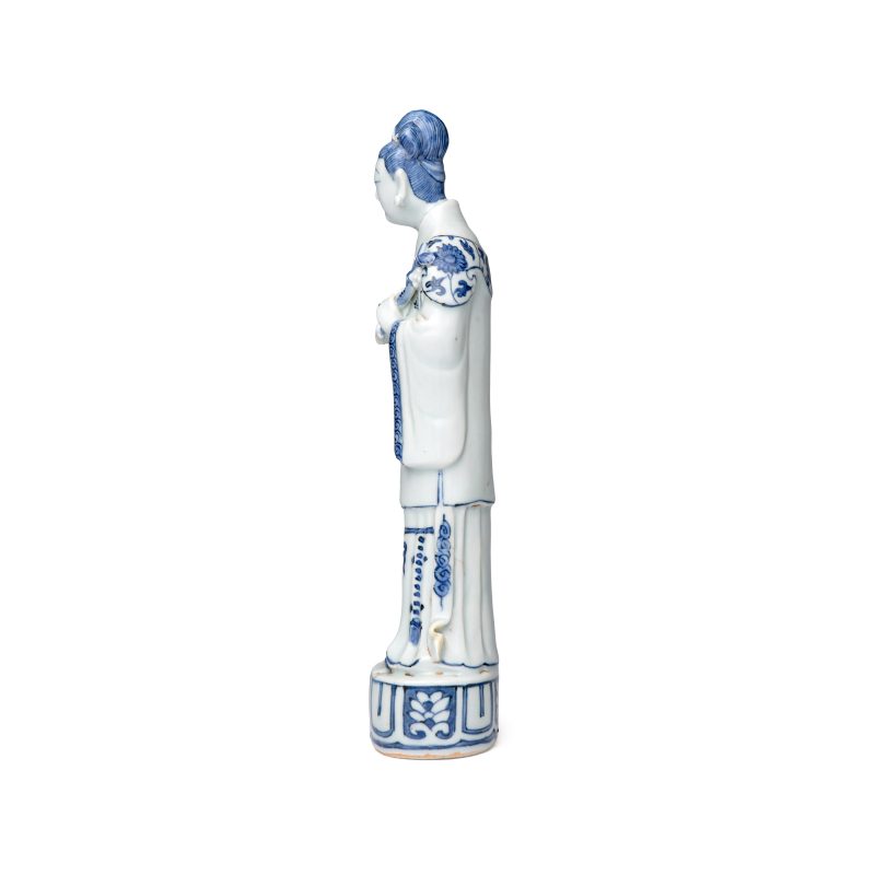 A Chinese blue and white figure of the immortal He Xiangu - 图3