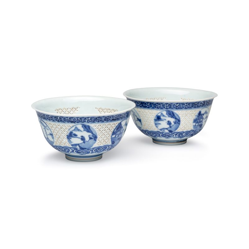 A pair of Chinese blue and white reticulated 'Linglong' bowls with landscape panels - 图1