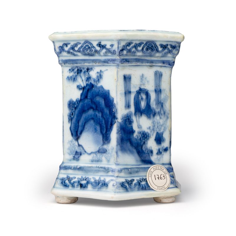 A Chinese blue and white hexagonal salt with figural design - 图4