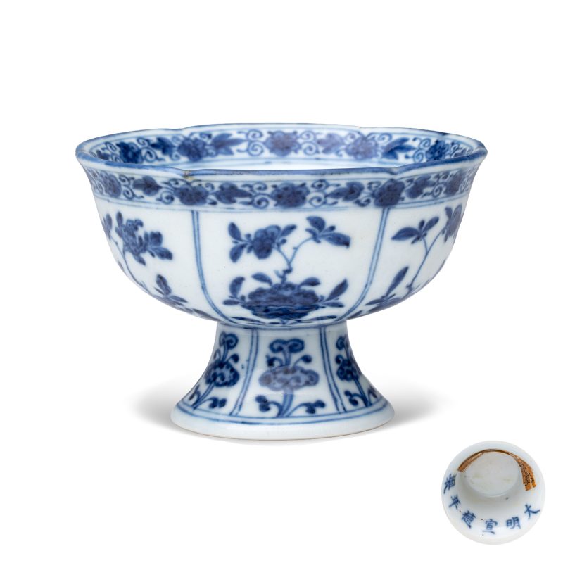 A Chinese blue and white stem cup with floral design - 图1