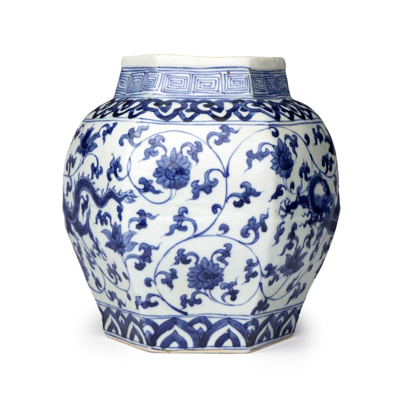 A Chinese blue and white 'Dragons among Lotus Scroll' hexagonal vase - 图3