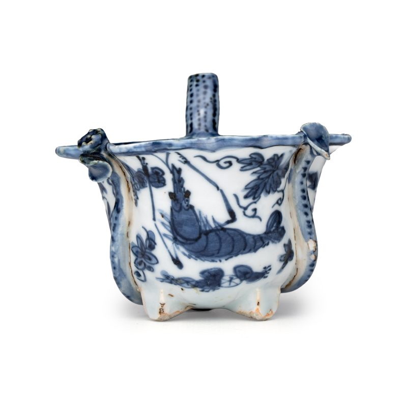 A Chinese blue and white lotus leaf-shape 'Aquatic Animals' straw cup - 图3