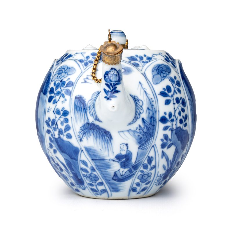 A pair of Chinese blue and white lotus-shaped teapots with mounts - 图5