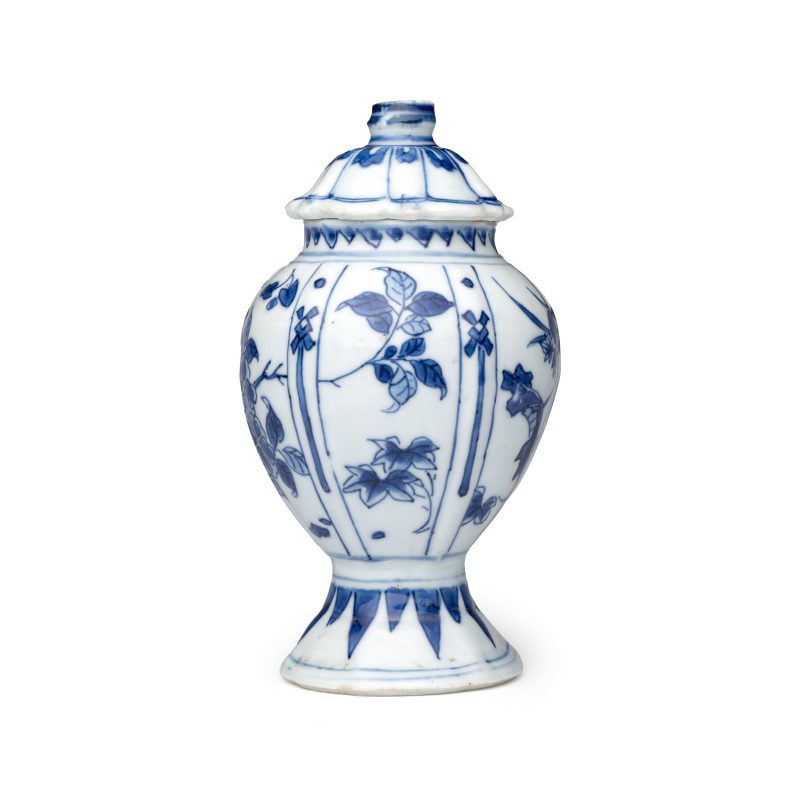 A pair of Chinese blue and white covered mustard pots with floral design - 图13