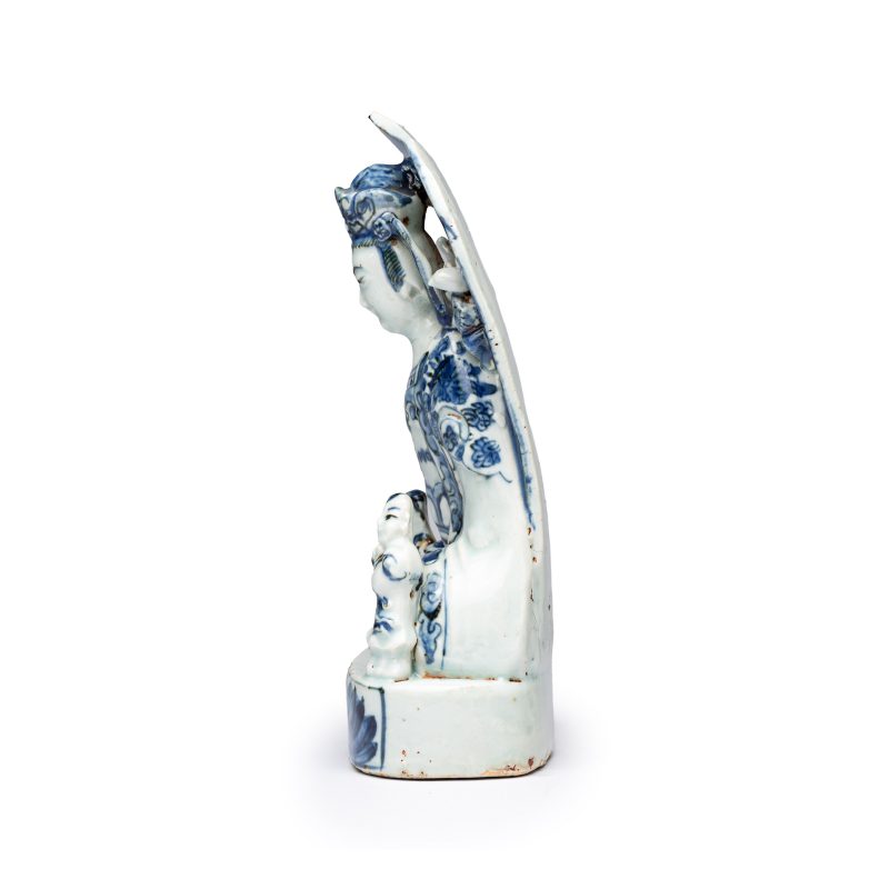A Chinese blue and white group of Guanyin and attendants - 图3