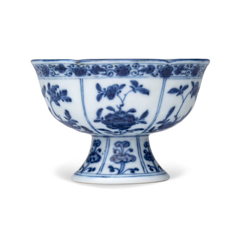 A Chinese blue and white stem cup with floral design - 图2