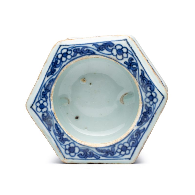 A Chinese blue and white hexagonal salt after a European silver model - 图13