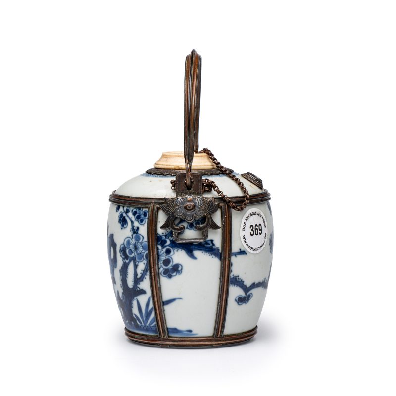 A Chinese blue and white porcelain jar, later adapted as a Vietnamese water pipe - 图2
