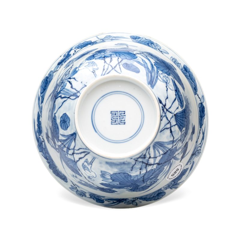 A fine Chinese blue and white 'Herons by a Lotus Pond' bowl - 图7