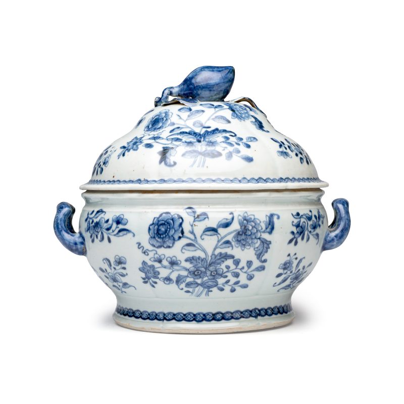 A pair of Chinese blue and white covered tureens with floral design - 图2