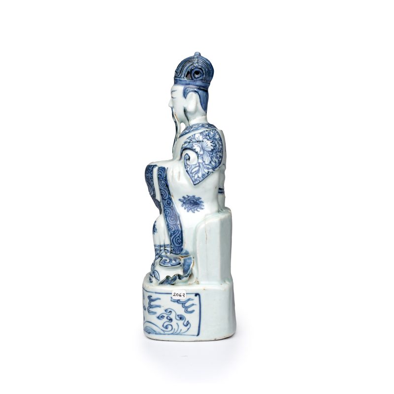 A Chinese blue and white figure of a Daoist deity - 图3