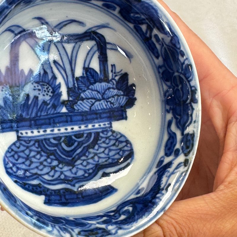 A rare Chinese blue and white 'Flower Basket' shallow bowl - 图13