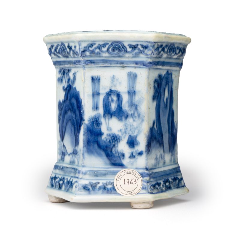 A Chinese blue and white hexagonal salt with figural design - 图5